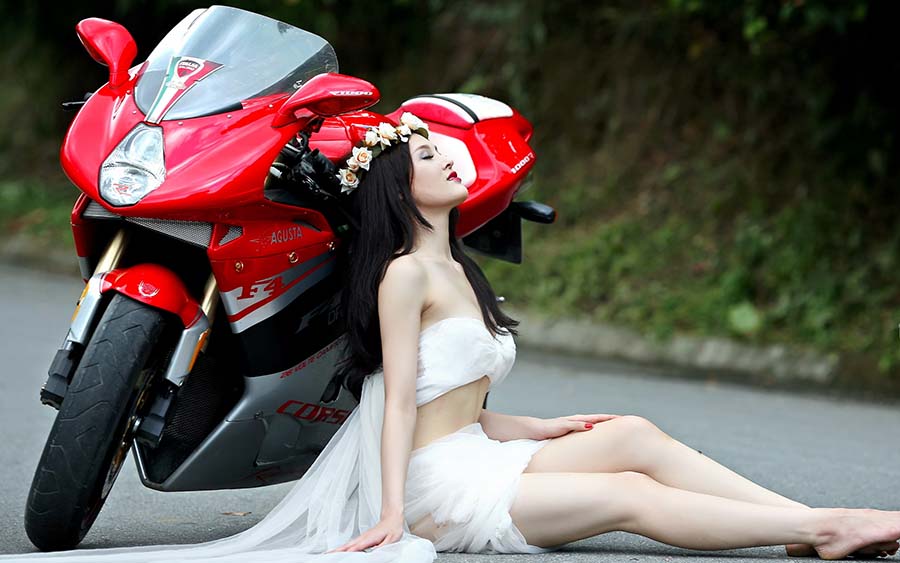 Beautiful girls and motorcycles in Huzhou